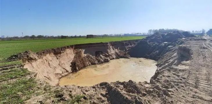 西安鄠邑农田被挖地盗砂，留下6处深坑