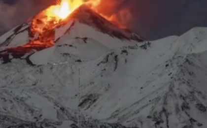 意大利埃特纳火山喷发 飞行警报发布