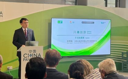 中国代表团团长、生态环境部副部长赵英民出席在COP28中国角举办的中国碳市场边会