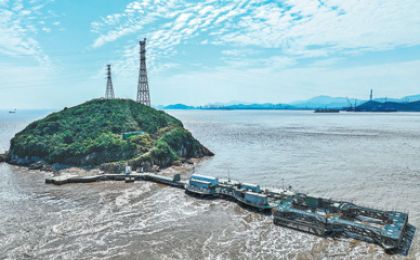 深蓝中蕴藏绿色能量