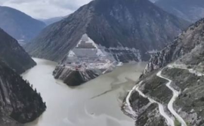 世界第一高坝首蓄成功！中国基建把奔腾水流写成“绿色能源诗”