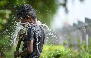 多国遭遇极端天气 ：全球变暖使极端高温天气发生概率大增