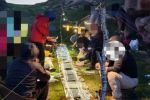 户外团队在内蒙古景区高山草甸挖沟烧烤，多位露营爱好者质疑其破坏生态，镇政府：将依法处罚当事人？