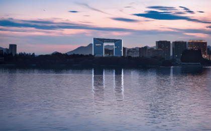 浙江省杭州市滨江区  钱塘江畔走来“数字老兵”