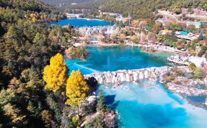 初冬的云南丽江蓝月谷 美成流动山水画  