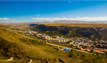 绿锁黄沙头：青海贵南治沙的生态壮歌  