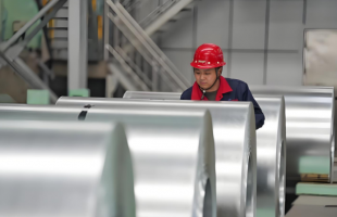 从“污染大户”到“绿色标杆”，两家钢企转型背后的发展逻辑之变  