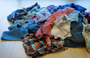 旧衣循环本是好事，为何会成为直播间里的“大牌尾货”？ 