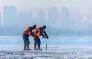 存冰开采！第二十八届哈尔滨冰雪大世界开始存冰 