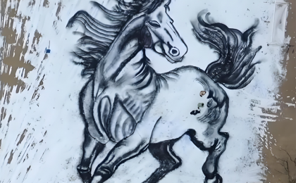  栩栩如生！3名教师雪中绘制巨型骏马图  