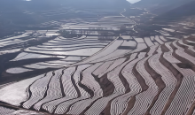 甘肃:万亩梯田覆银膜 武山春耕正当时 