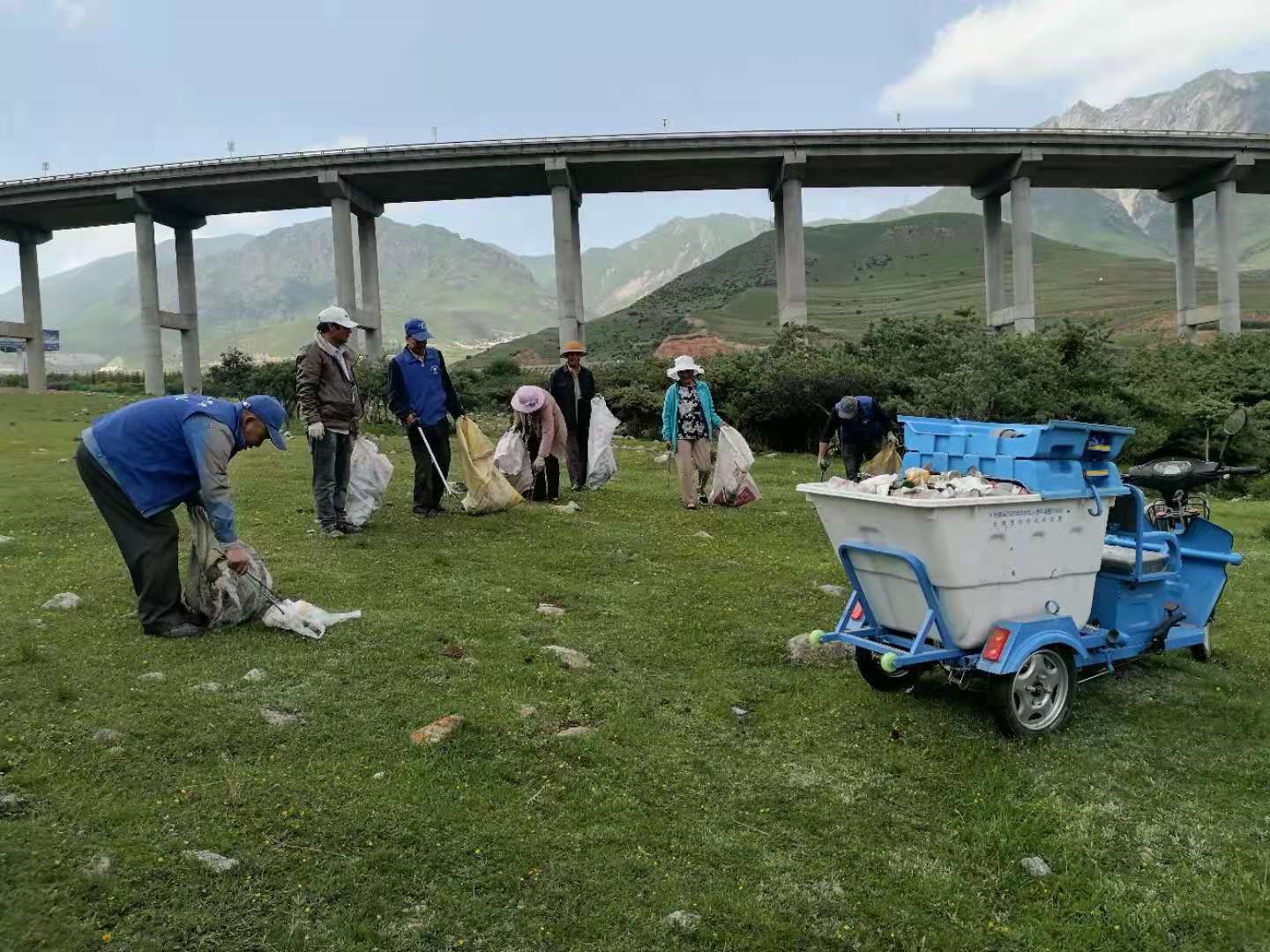 尕让乡村民清理河道垃圾