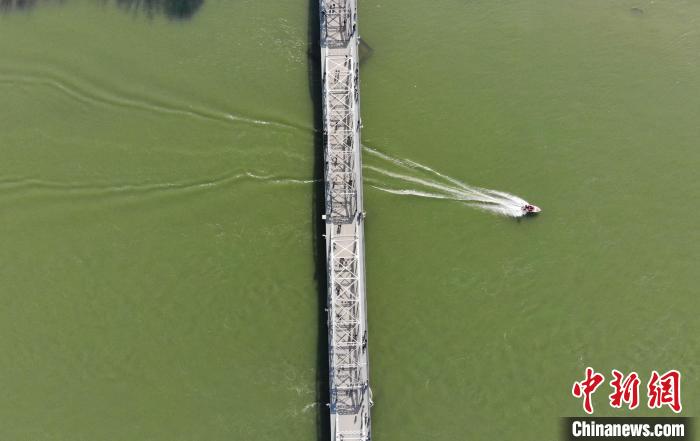 2021年1月，冬日黄河兰州段河水呈现出绿色，形成一幅别样的“黄河画卷”。(资料图) 杨艳敏 摄