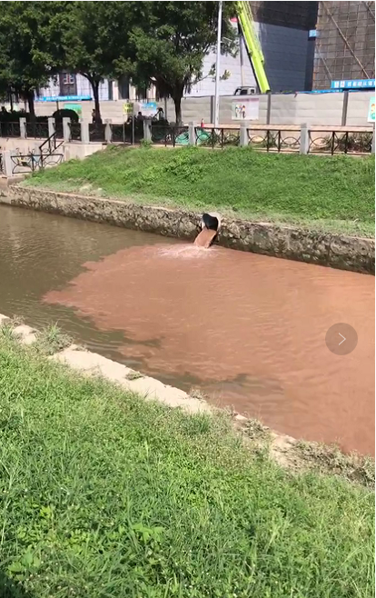 在建工地偷排施工泥浆水，严重破坏市政管网，污染自然水体。