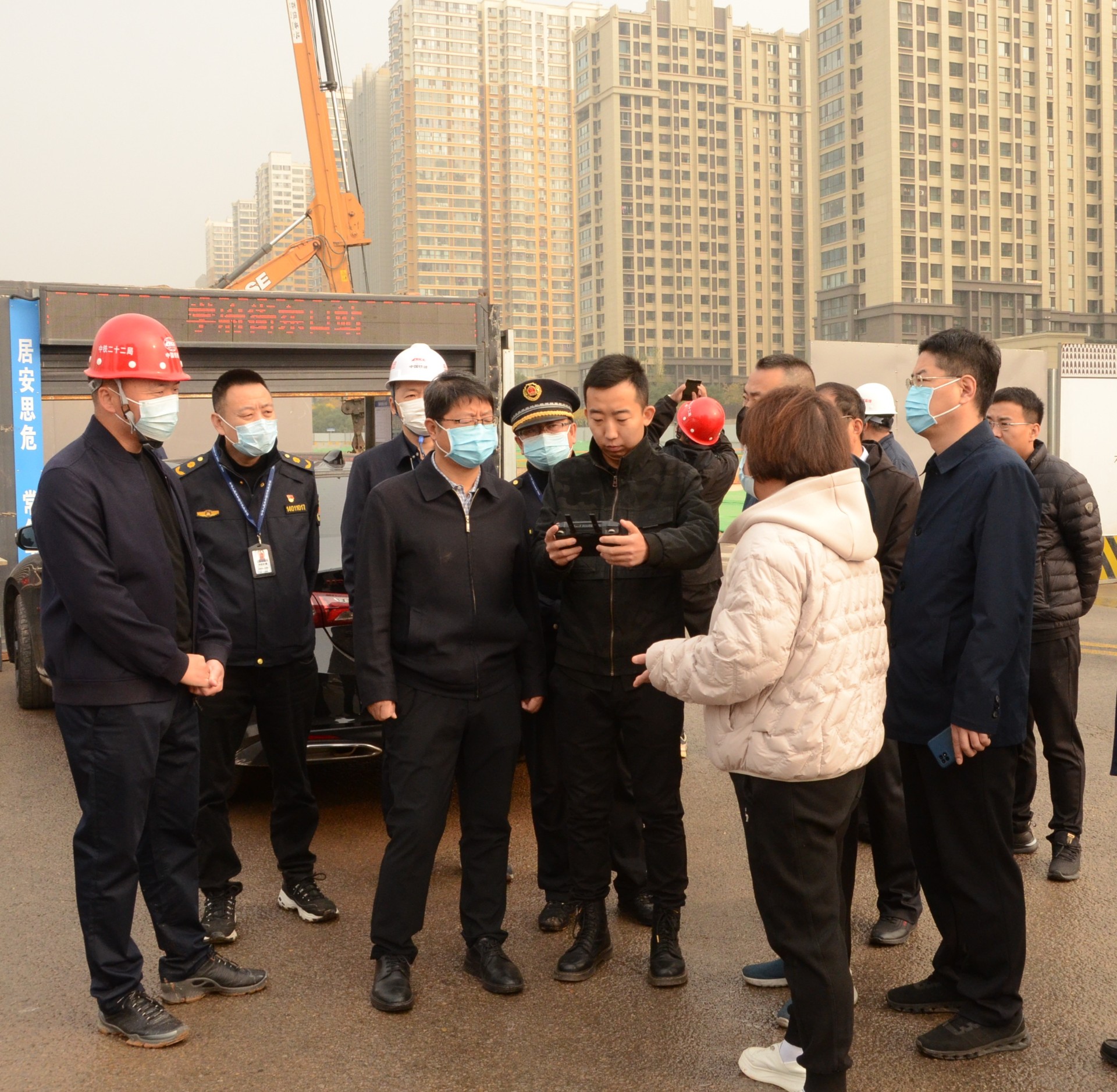 2022.11.6程永平副市长在地铁1号线学府街东口站项目工地督导检查扬尘控制.jpg