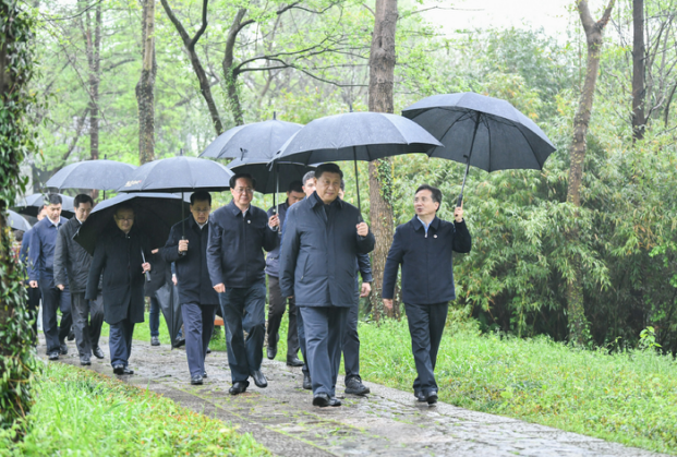 2020年3月31日，习近平在浙江杭州西溪国家湿地公园察看湿地保护利用情况。