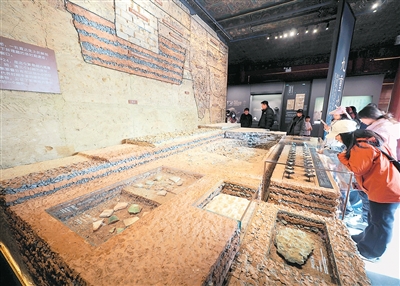 1765872705711753.jpg 观众参观故宫造.jpg