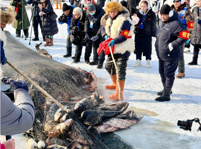 牡丹江镜泊湖冬捕节现场。新.png