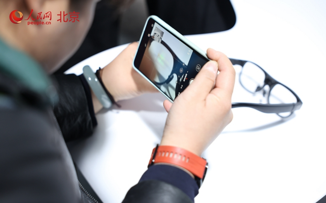 AR翻译眼镜带来智能沟通新体验。人.png