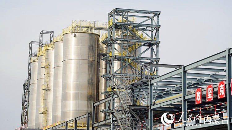 1776152541585569.jpg 聚丙烯掺混料仓。人.jpg