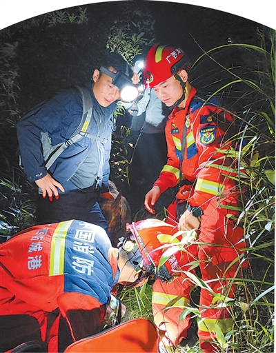 救援人员在进行救援。.jpg