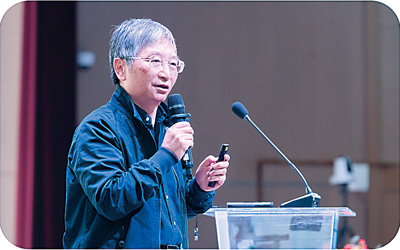 陈立东院士在做科普讲座。.jpg