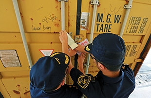 明年起我国禁止以任何方式进口固体废物