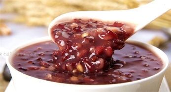 贵阳一公益服务中心万份腊八粥助老助残