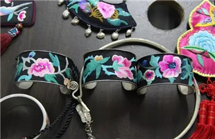 习近平为苗绣点赞：传统的也是时尚的