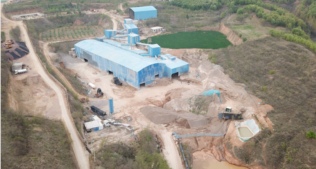 平顶山鲁山县仓头乡一机制砂厂无视环保要求，对周边环境破坏严重