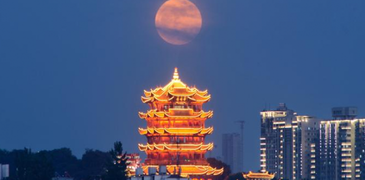 湖北武汉：“超级月亮”现身夜空