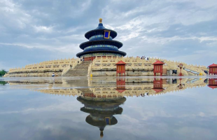 北京：雨后天坛公园现天空之镜