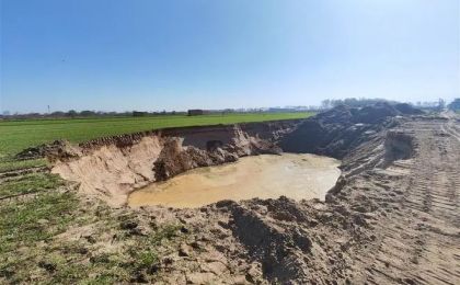 西安鄠邑农田被挖地盗砂，留下6处深坑？
