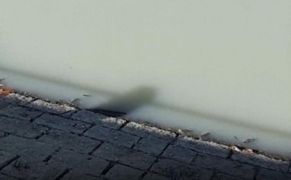 威海乳山一河流乳白色发臭，环境部门：污水管破损，住建局已介入？
