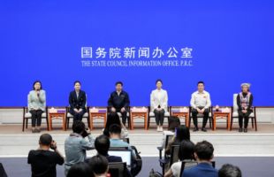 国新办就“推进人与自然和谐共生”举行中外记者见面会