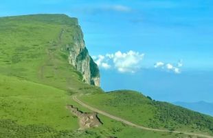 “地球边缘”龙头山大断崖被越野车留下“伤痕”？当地回应：已封山管控并着手进行规划开发