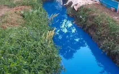 湖南一沟渠水体是鲜艳蓝色，当地：初查系罐车偷排，已控制责任人