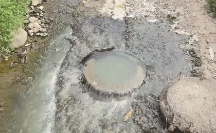 溪水受污近十年 村民称“比公厕还臭”
