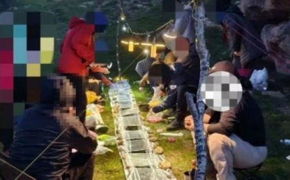 户外团队在内蒙古景区高山草甸挖沟烧烤，多位露营爱好者质疑其破坏生态，镇政府：将依法处罚当事人
