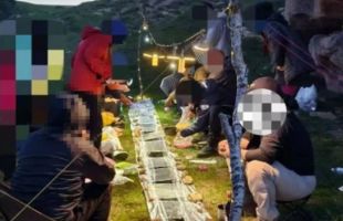 户外团队在内蒙古景区高山草甸挖沟烧烤，多位露营爱好者质疑其破坏生态，镇政府：将依法处罚当事人