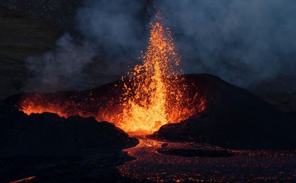 全球变暖融化冰层，百座极地火山可能“失控”爆发！板块运动未来或“撕裂”非洲