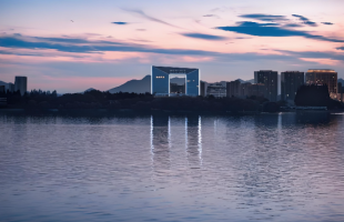 浙江省杭州市滨江区  钱塘江畔走来“数字老兵”