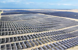 沙漠里建起巨型“充电宝”    