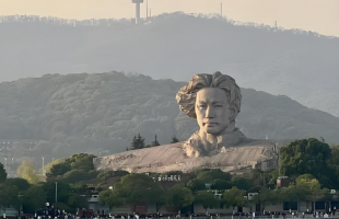 湖南长沙：    橘子洲头文旅消费更红火  