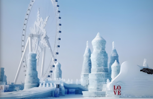 期待！哈尔滨冰雪大世界主塔已封顶 