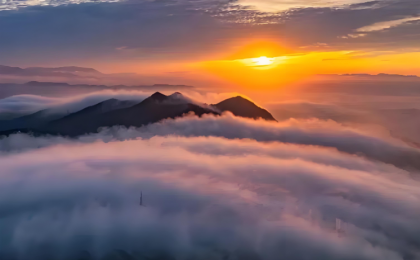 云南南华：冬日日出“撞”云海  