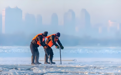 存冰开采！第二十八届哈尔滨冰雪大世界开始存冰 