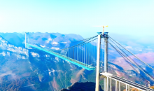 震撼！花江峡谷大桥水幕彩虹梦幻同框 