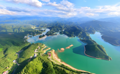 把绿水青山刻在今天、刻进未来  