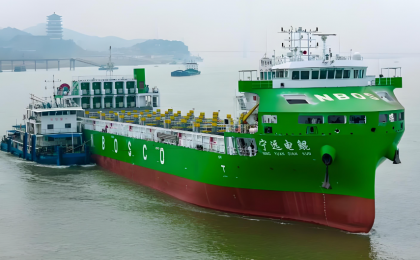 中国首艘世界最大纯电动智能集装箱海船交付